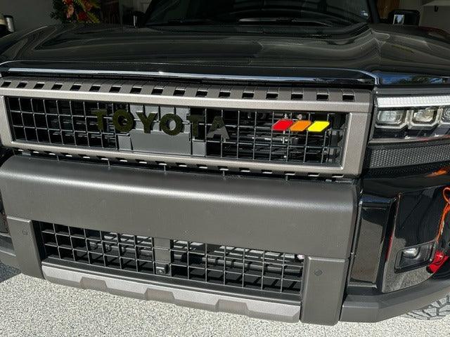 Load image into Gallery viewer, TOYOTA Front Grille Emblem Kit - 2024+ Land Cruiser / 07-14 FJ Cruiser
